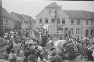 Volkstreffen der Domowina in Wittichenau. Festumzug : Domowinski zjězd w Kulowje. Swjedźenski ćah.