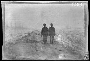 bei Illawcze (=Ilavche, Ukraine) an der Verkehrsstelle: 2 russische Offiziere auf einer Landstraße zwischen froststarrenden Feldern
