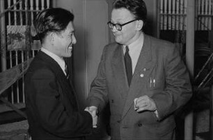 Empfang im vietnamesischen Ausstellungspavillon, Rolf Lemser (?) Messeamtsdirektor (rechts) dankt dem Vertreter der vietnamesischen Messedelegation