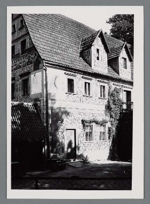 Schlesien. Die Ende des 13. Jh. errichtete Kynsburg nahe dem Dorf Kynau. Hier Ansicht des Torhauses mit Sgraffit-Malerei
