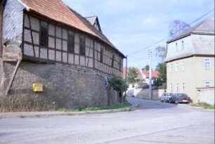 Dorfstraße, rechts das ehemalige Gutshaus