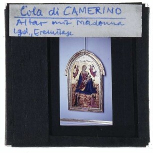 Camerino, Altar mit Madonna