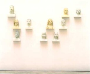 Dresden: Hochschule für Bildende Künste Dresden, Ausstellung Diplom 2007. Bildende Kunst vom 21.7.-2.9.2007. Raumaufnahme mit Porträtplastiken von Katja Wiechmann