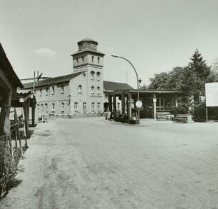 VE Braunkohlenkombinat Senftenberg, Brikettfabrik Sonne (I 1952-1954, II 1961-1962). Haupteingang gegen Verwaltungsgebäude : Freienhufen. VE Braunkohlenkombinat Senftenberg, Brikettfabrik Sonne (I 1952-1954, II 1961-1962). Haupteingang gegen Verwaltungsgebäude
