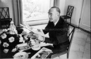 Alfried Krupp beim Frühstück in seinem Haus