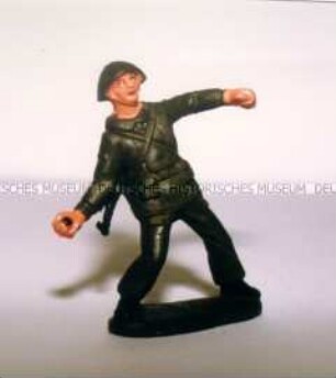 NVA-Soldat mit Handgranate