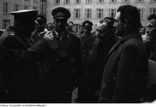 Dresden. Rodion Jakowlewitsch Malinowski, Verteidigungsminister der UdSSR und Marschall der Sowjetunion, während seines Besuches der Militärakademie Dresden der NVA, 4. April 1964
