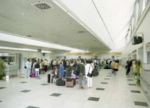 Dresden-Klotzsche, Flughafenstraße. Flughafen Dresden. Terminal 2. Wartende am Check in-Schalter