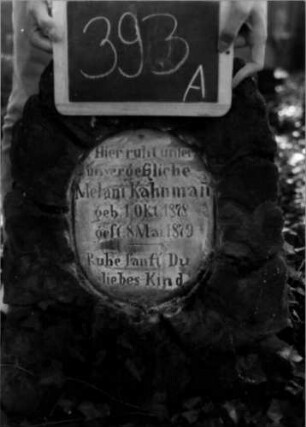 Grabstein 393 (Index: 100111835) Material: Kalkstein, weiße Marmorplatten Zustand: leicht verwittert Maße HxBxT: 65x44x21 cm Beschreibung: Stele, rustica, zwei ovale Schriftplatten Besonderheit: Kindergrab: Grabstein 393A