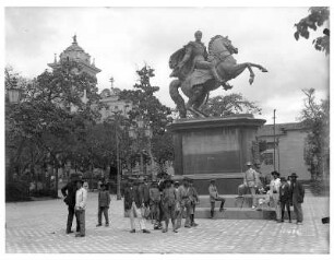 Caracas (Venezuela). Einheimische und Touristen am Denkmal Simón Bolívars