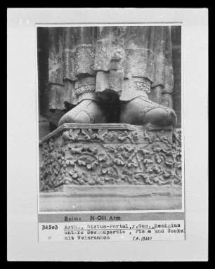 Sixtusportal — Rechtes Gewände — Mittlere Gewändefigur: Remigius — Sockel unter der Remigius-Statue