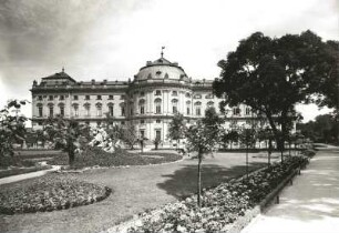 Würzburg, Residenz : Würzburg. Residenz (1720-1744; J. L. von Hildebrandt, B. Neumann). Südlicher Seitenflügel (J. B. Neumann). Blick über den Garten von Süden