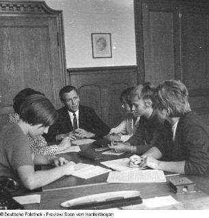 Gottfried Richter, langjähriger Direktor der Kreuzschule Dresden im Kreis einiger Lehrer und Abiturientinnen