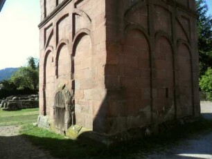 Hirsau-Kloster St Peter und Paul-Klosterkirche-Nordwestturm (Eulenturm)-Romanisch um 1091-Ansicht von Nordosten-Erdgeschoß mit Blendbögen in Übersicht