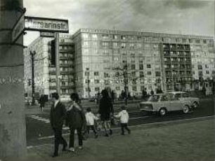 Blick von der Leninallee auf die Bersarinstraße in Berlin (Ost)
