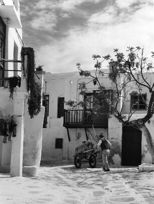 Mykonos. Straßenbild mit Wasserverkäufer mit Tankwagen