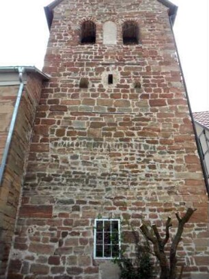 Evangelische Kirche - Kirchturm (romanisch gegründet) von Norden mit Schießscharte (Schlitzscharte) und Werksteinen im Mauersteinverband sowie Rundbogenfenstern im Obergeschoß