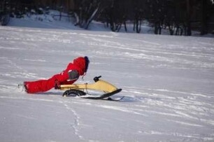 Kinder rodeln im Harz : Kind im Tiefschnee, Unterharzgebiet, bei Friedrichsbrunn, aufgenommen 2006