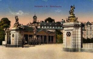 Postkartenalbum mit Motiven von Karlsruhe. "Karlsruhe in baden. Schlosswache"". Wachhäuschen vor dem Schloss mit Schlosswache
