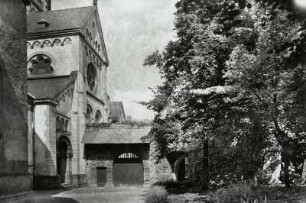 Remagen, Pfarrkirche : Remagen. Katholische Pfarrkirche Sankt Peter und Paul. Ansicht von Südosten mit Pfarrhoftor