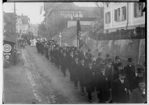 Primizfeier Ruf-Eisele in Sigmaringendorf 1936; Prozession in der Hauptstraße; im Vordergrund Männer mit Zylinder