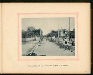 Dresden, Streckenbau für die Elektrische Strassenbahn Blasewitz-Laubegast, Tolkewitzer Straße : Streckenbau auf der Tolkewitzer Straße in Blasewitz. Abbildungen, Blatt 10 aus: Elektrische Strassenbahn Blasewitz-Laubegast : ausgeführt von der Firma: O.L. Kummer & Co., Dresden, Werkstätten für Elektrotechnik, Mechanik und Maschinenbau in Niedersedlitz bei Dresden. [Dresden: 1893]. Dresden: SLUB 49.2.75