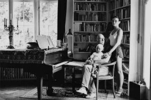 Familie Wefelmeyer (Komponist, Ärztin) im Arbeitszimmer des Komponisten