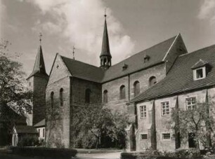 Huy-Dingelstedt. Benediktinerkloster Huysburg auf dem Gipfel des Huywaldes. Benediktinerkirche (12. Jahrhundert). Ansicht von Südosten