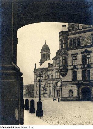 Blick gegen Reiterstandbild des Königs Albert von Sachsen, Ständehaus und Georgentorbau mit altem Georgentor