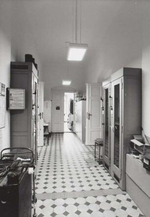 Sächsische Landesbibliothek - Staats- und Universitätsbibliothek Dresden. Außenstelle Deutsche Fotothek. Erdgeschoss. Referat Fotowerkstatt, Gang mit Film-Trockenschränken : Dresden-Neustadt, Bautzner Straße 19. Sächsische Landesbibliothek - Staats- und Universitätsbibliothek Dresden. Außenstelle Deutsche Fotothek. Erdgeschoss. Referat Fotowerkstatt, Gang mit Film-Trockenschränken