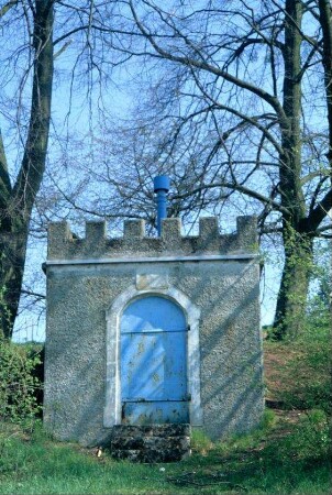 Wasserwerk nördlich des Ortes, von 3 Laubbäumen umgeben
