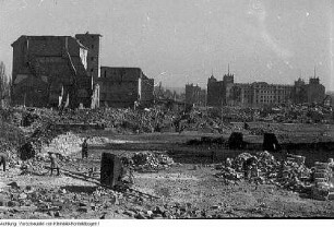 Dresden, u.a. Biergarten an der Augustusbrücke - Elbufer - Dr.-Rudolf-Friedrichs-Brücke (Carolabrücke), Vorbereitungen zum Neubau - Trümmerbahn - Neustädter Markt - Semperoper, April 1952