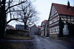 Straße und Reihe giebelständiger Häuser; Sichtfachwerk
