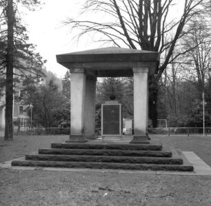 Bad Schandau, Kirnitzschtalstraße. Kurgarten. Kriegerdenkmal für die im 1. Weltkrieg Gefallenen (nach 1918). Gesamtansicht