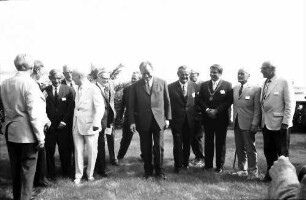 22. Tagung 1972 Mediziner; Große Gruppen mit Willy Brandt: Har Gorbind Khorana, Werner Forßmann (hinten), André F. Cournand, Sir Hans A. Krebs, Willy Brandt, Ph. Held, Oberbürgermeister Steurer, Ragnar A. Granit, Sir John C. Eccles