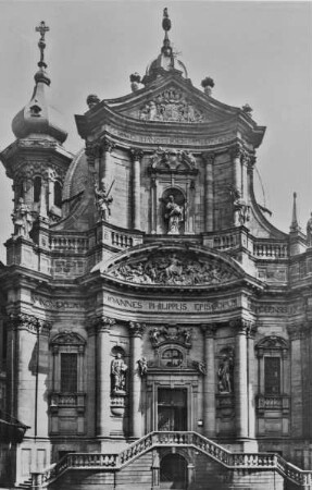 Katholische Pfarrkirche Neumünster — Westfassade