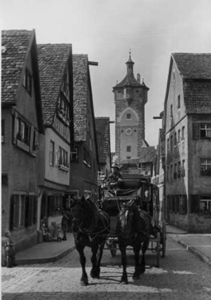 Rothenburg o. T. Stadtansicht. Blick auf das Klingertor. Im Vordergrund eine Postkutsche