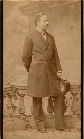 Georg von Boddien : Georg von Boddien (1850-1926, deutscher Porträt- und Genremaler, Schüler von Ferdinand Pauwels). Fotografie (Atelieraufnahme) aus: Nachlass Ferdinand Pauwels (1830-1904). Dresden: SLUB Mscr.Dresd.App.2340,286