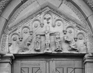 Nordportal — Christus am Kreuz zwischen Maria und Johannes, mit Stiftern