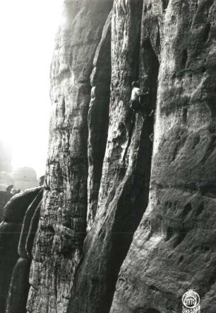 Sächsische Schweiz, Schrammsteine. Südlicher Osterturm. Seilschaft Paul Illmer / Martin Röhnick beim Rißumstieg des Emporweges (VIIc)