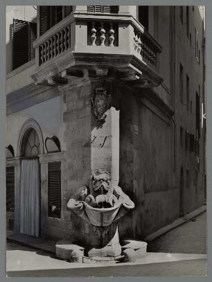 Straßenecke mit Brunnen am Borgo San Jacopo, Florenz, Toskana