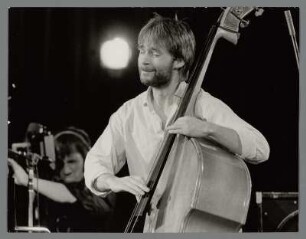 Jens Saleh : Portrait des Bassisten Jens Saleh bei der Jazzbühne Berlin im Friedrichstadt-Palast Berlin
