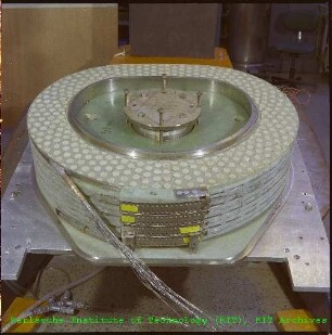 Endmontage einer supraleitenden Spule für das toroidale Energiespeicherexperiment (TESPE) des Instituts für Technische Physik (ITP)