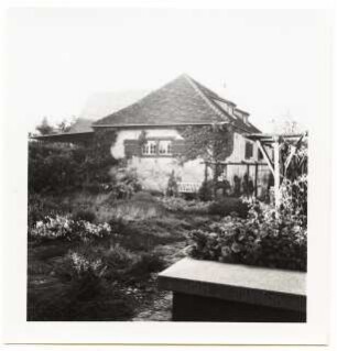 Garten Dr. Udo Rukser, Oberbühlhof am Bodensee: Beranktes Haus, Pergola im Garten