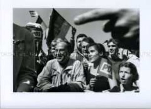 Gregor Gysi am 1. Mai 1990 am Reichstag