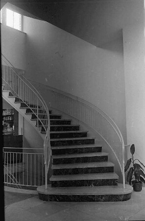 Freiburg: Kaiser-Joseph-Straße; Betontreppe von vorn; im Hause Kausch