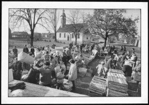 Altstoffsammlung auf dem Dorfplatz