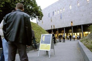Besucher vor dem Haupteingang