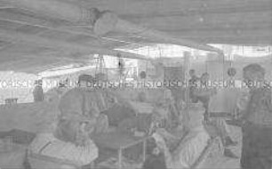 Heimfahrt der Kriegsgefangenen vom Internierungslager "Angel Island" auf dem italienischen Dampfer "Fella", an Deck Karten spielend