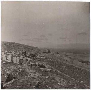 Landschaft mit Friedhof, Baalbek: Ansicht mit Landschaft